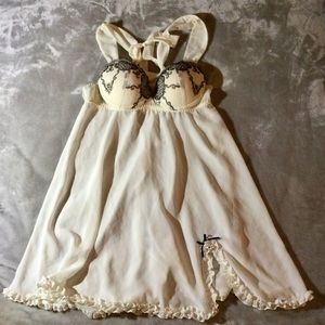 INNER SECRETS NWOT elegant embroidered  slip. NWOT.